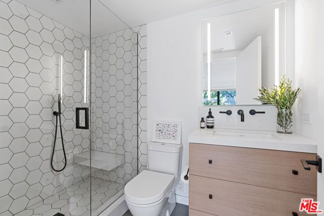 2216 WINONA Boulevard, Los Angeles, CA 90027