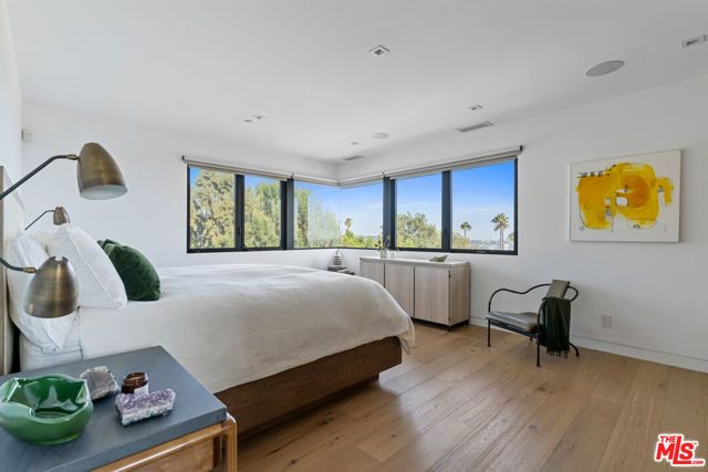 2216 WINONA Boulevard, Los Angeles, CA 90027