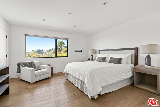 2216 WINONA Boulevard, Los Angeles, CA 90027