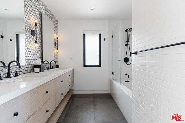 2216 WINONA Boulevard, Los Angeles, CA 90027