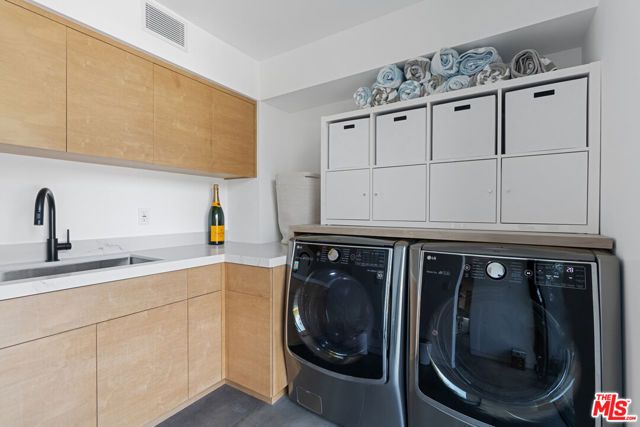 2216 WINONA Boulevard, Los Angeles, CA 90027