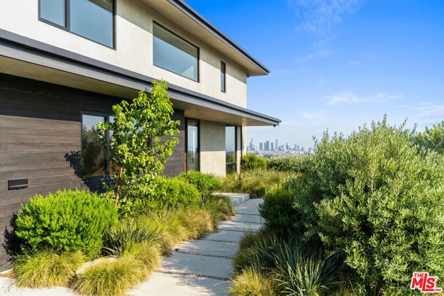 2216 WINONA Boulevard, Los Angeles, CA 90027