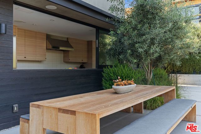 2216 WINONA Boulevard, Los Angeles, CA 90027