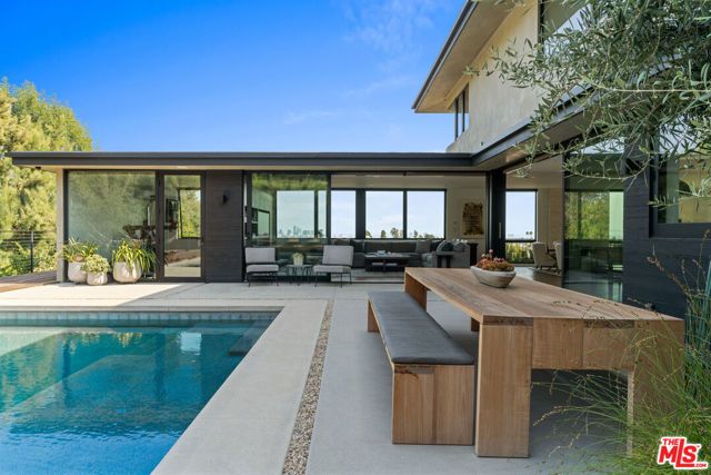 2216 WINONA Boulevard, Los Angeles, CA 90027