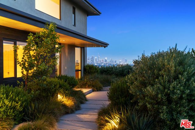 2216 WINONA Boulevard, Los Angeles, CA 90027