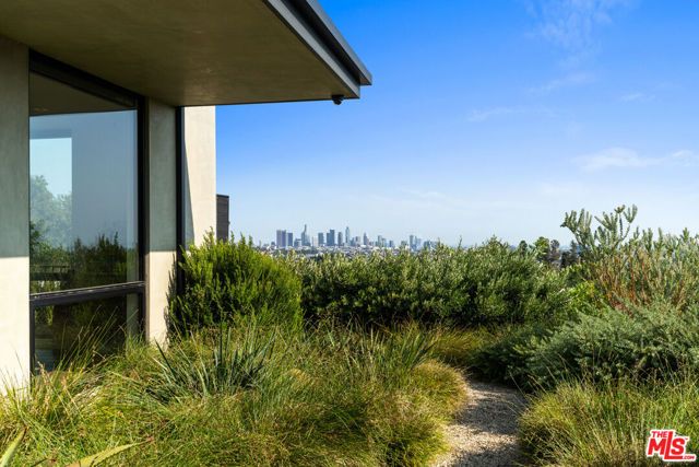 2216 WINONA Boulevard, Los Angeles, CA 90027