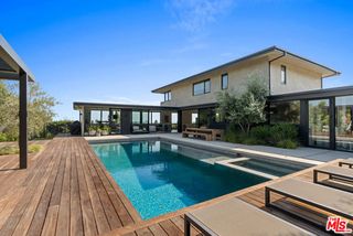 2216 WINONA Boulevard, Los Angeles, CA 90027