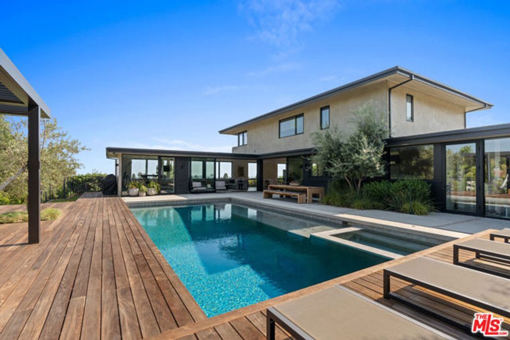 2216 WINONA Boulevard, Los Angeles, CA 90027