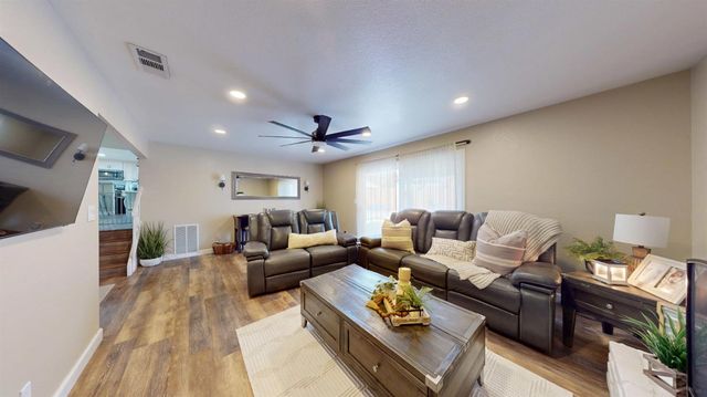 1744 Hyde Park Ln, Manteca, CA 95336