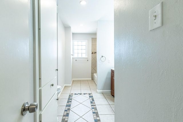 2601 33rd Street, Front, Lubbock, TX 79410