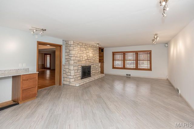 28 Woodcrest Drive, Ladue, MO 63124