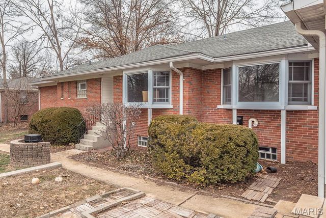 28 Woodcrest Drive, Ladue, MO 63124