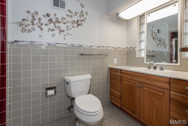 28 Woodcrest Drive, Ladue, MO 63124