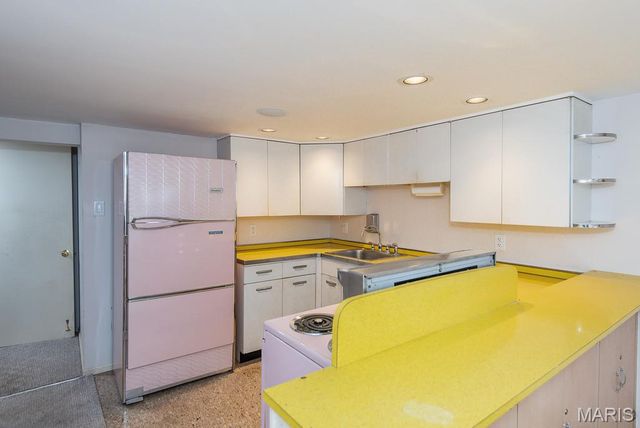 28 Woodcrest Drive, Ladue, MO 63124