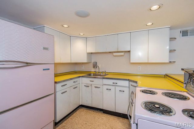 28 Woodcrest Drive, Ladue, MO 63124