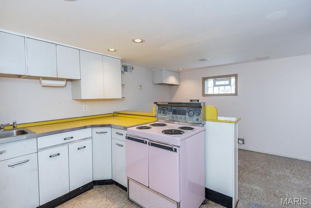 28 Woodcrest Drive, Ladue, MO 63124