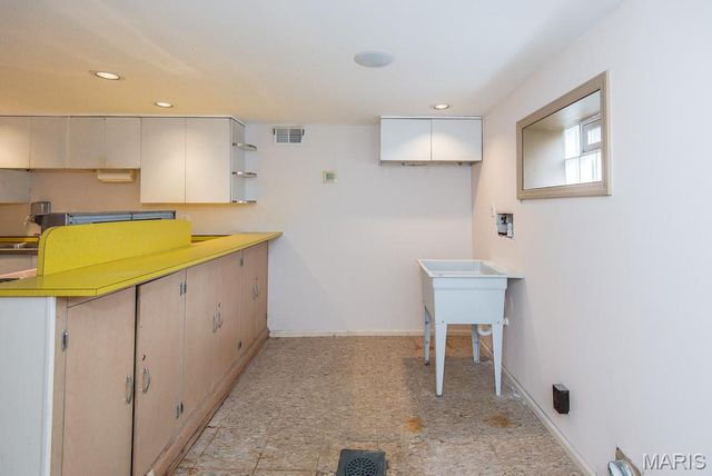 28 Woodcrest Drive, Ladue, MO 63124