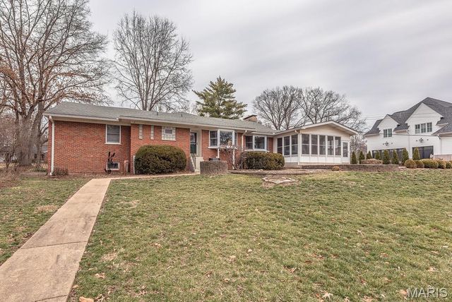 28 Woodcrest Drive, Ladue, MO 63124