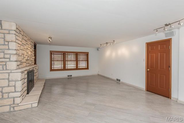 28 Woodcrest Drive, Ladue, MO 63124