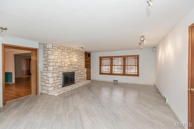 28 Woodcrest Drive, Ladue, MO 63124