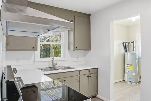 26 Westminister DR, Hampton, VA 23666