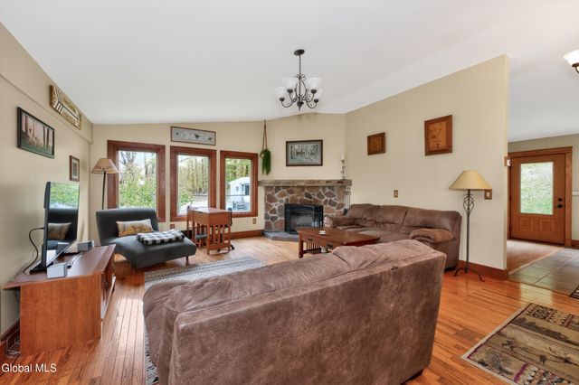 5 Mohameds Farm Way, North Greenbush, NY 12198