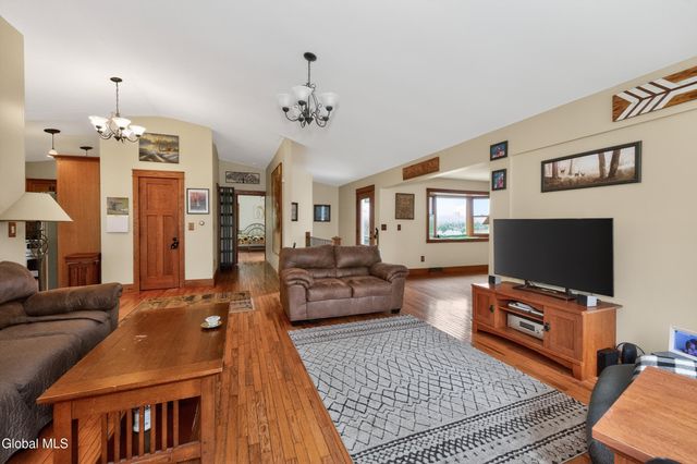 5 Mohameds Farm Way, North Greenbush, NY 12198