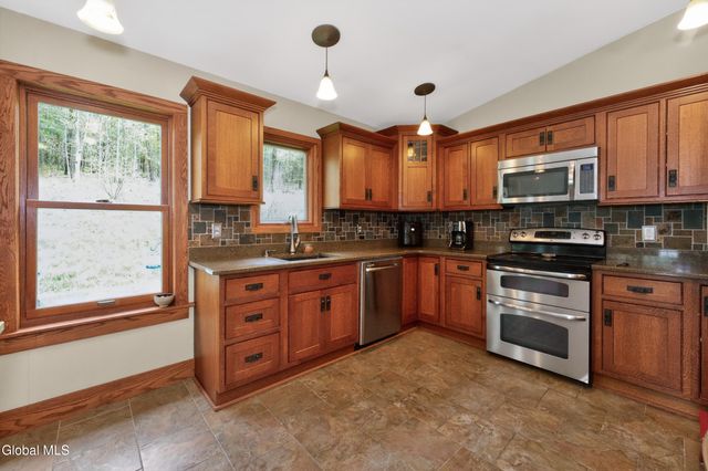 5 Mohameds Farm Way, North Greenbush, NY 12198