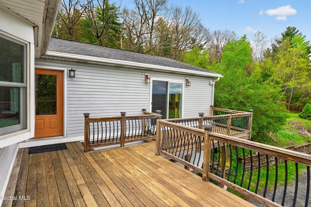 5 Mohameds Farm Way, North Greenbush, NY 12198