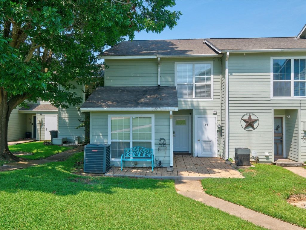 100 Edgewater Drive 44, Livingston, TX 77351