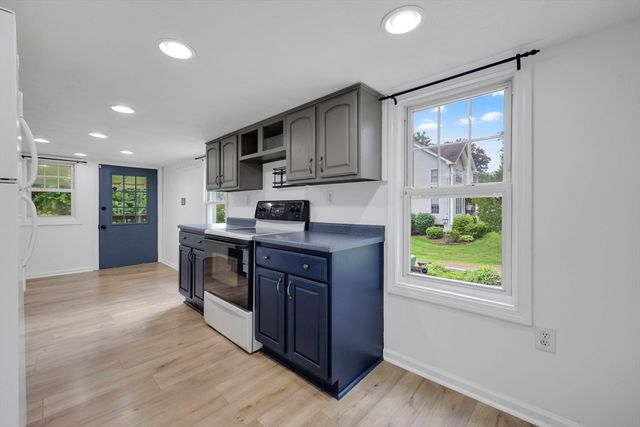 115 Saratoga Ave, Chicopee, MA 01013