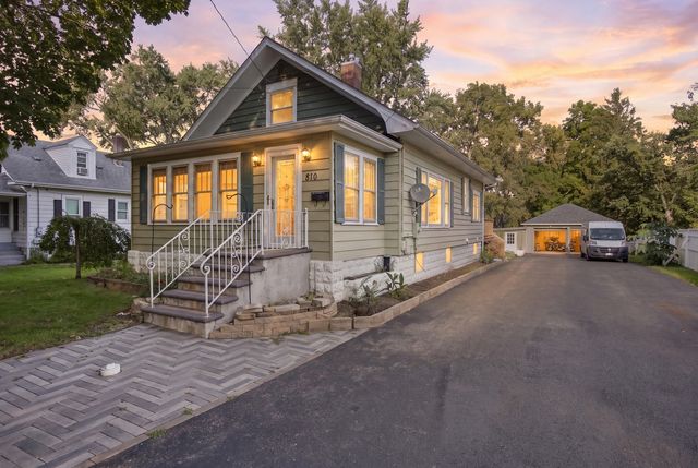 810 Wheeler Street, Woodstock, IL 60098