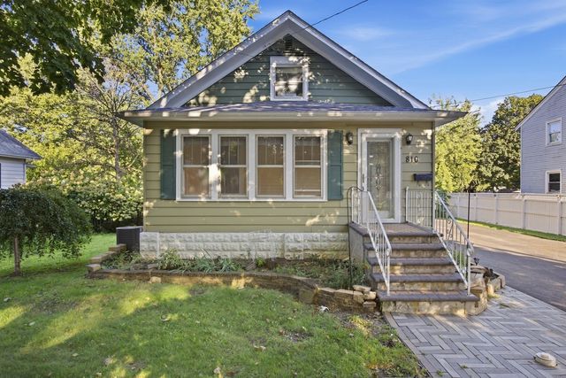 810 Wheeler Street, Woodstock, IL 60098