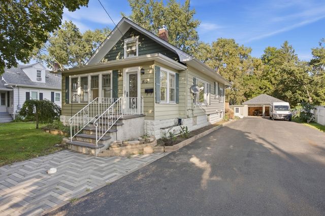 810 Wheeler Street, Woodstock, IL 60098