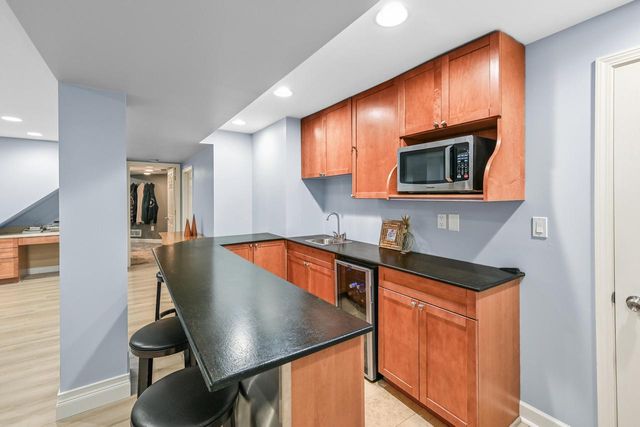 4015 S Wilshire DRIVE, New Berlin, WI 53151