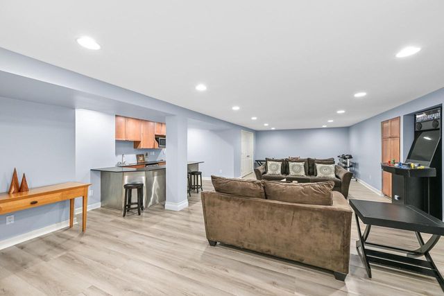 4015 S Wilshire DRIVE, New Berlin, WI 53151