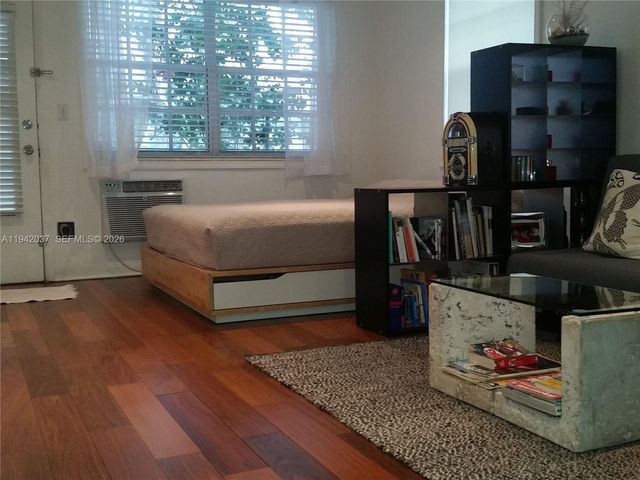 717 Espanola Way 205, Miami Beach, FL 33139