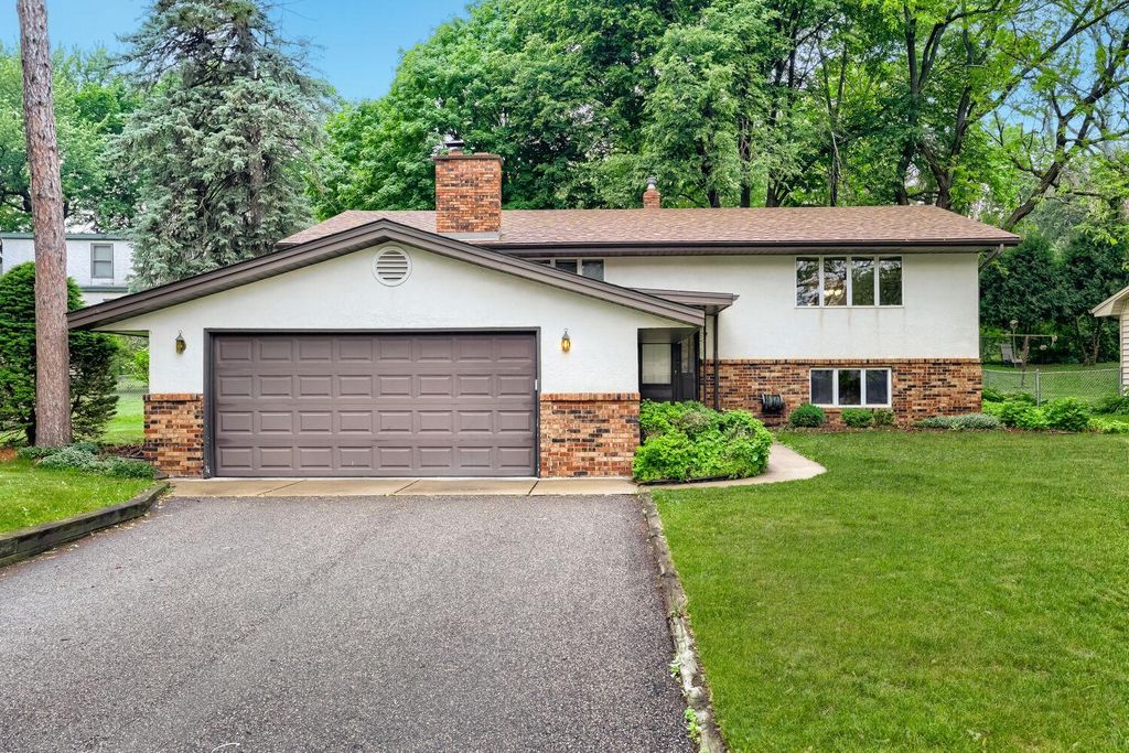 6801 Willow Lane N, Brooklyn Center, MN 55430