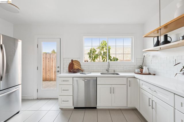 2745 Maxwell Ave, Oakland, CA 94619