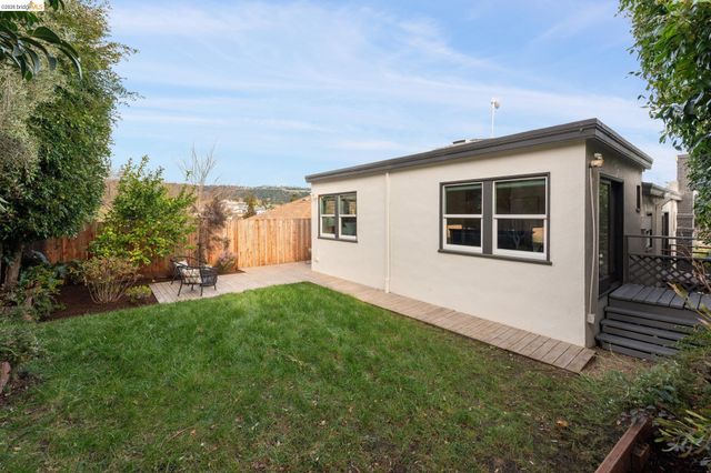 2745 Maxwell Ave, Oakland, CA 94619