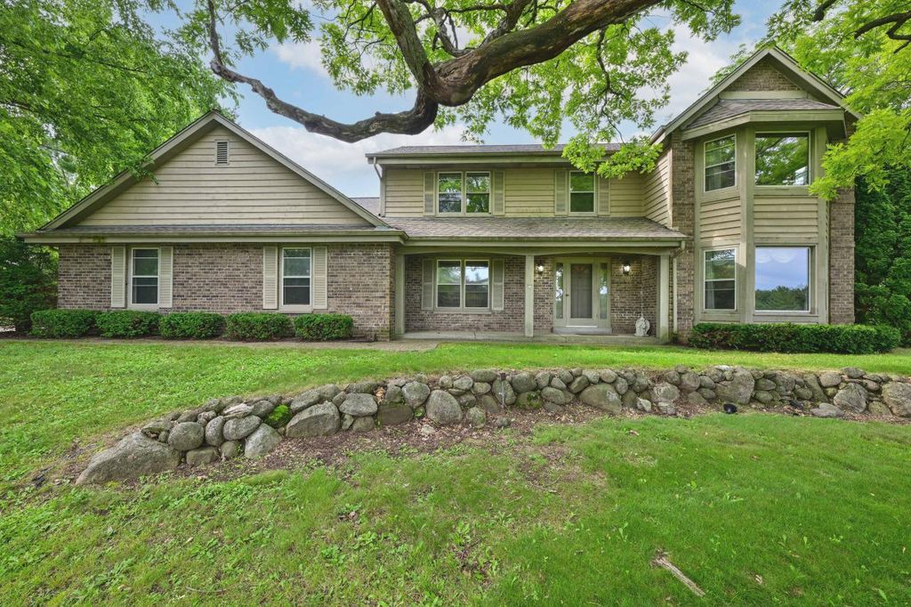 S61W24405 Red Wing DRIVE, Waukesha, WI 53189