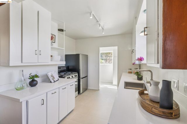 7531 Greenly Dr, Oakland, CA 94605