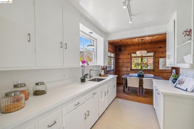 7531 Greenly Dr, Oakland, CA 94605