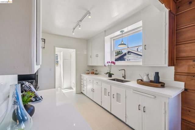 7531 Greenly Dr, Oakland, CA 94605
