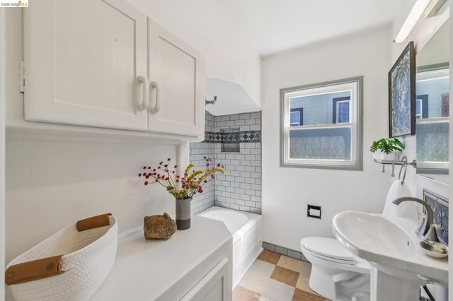 7531 Greenly Dr, Oakland, CA 94605