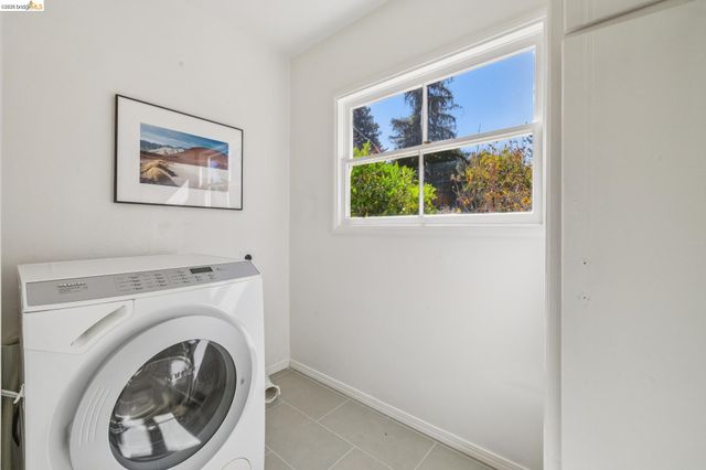 7531 Greenly Dr, Oakland, CA 94605