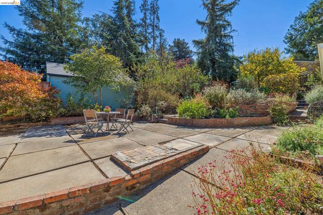7531 Greenly Dr, Oakland, CA 94605