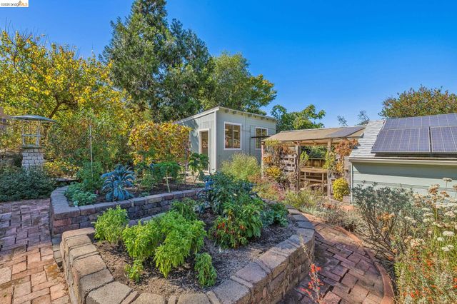7531 Greenly Dr, Oakland, CA 94605