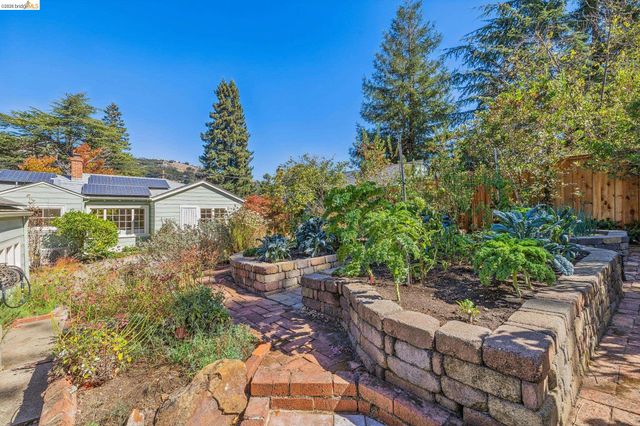 7531 Greenly Dr, Oakland, CA 94605