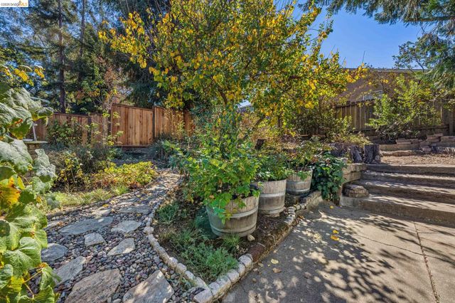 7531 Greenly Dr, Oakland, CA 94605